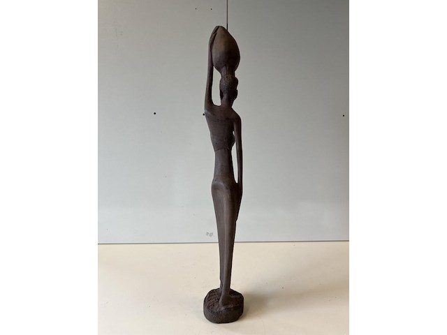 Beeld vrouw met kruik op hoofd - afbeelding 3 van  5