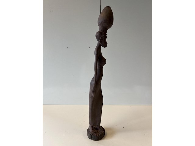 Beeld vrouw met kruik op hoofd - afbeelding 4 van  5