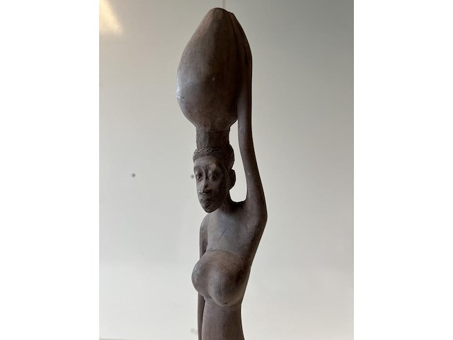 Beeld vrouw met kruik op hoofd - afbeelding 5 van  5