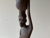 Beeld vrouw met kruik op hoofd - afbeelding 5 van  5