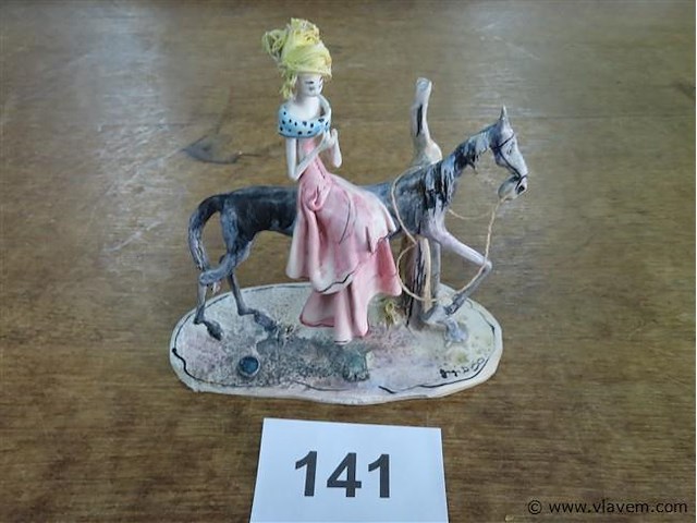 Beeldje 15x7cm, h15,5cm - afbeelding 1 van  3