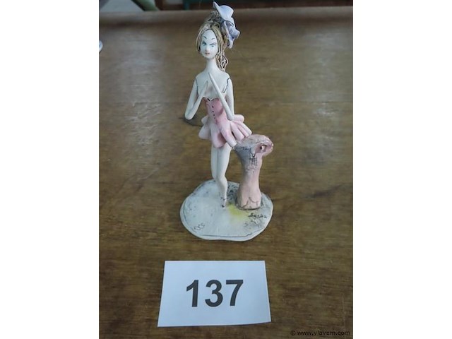 Beeldje 6x7cm, h16cm - afbeelding 1 van  3