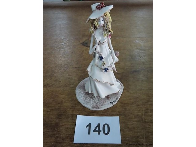 Beeldje 9x8,5cm, h16cm - afbeelding 1 van  3