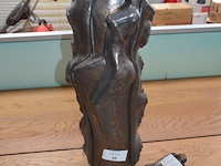 Beeldje afm. hoogte 58cm, breedte 20cm, diepte 17cm uit keramiek of kunsthars met bronzen finish (10) - afbeelding 1 van  6