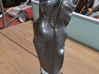 Beeldje afm. hoogte 58cm, breedte 20cm, diepte 17cm uit keramiek of kunsthars met bronzen finish (10) - afbeelding 2 van  6