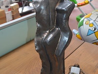 Beeldje afm. hoogte 58cm, breedte 20cm, diepte 17cm uit keramiek of kunsthars met bronzen finish (10) - afbeelding 3 van  6