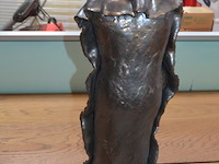 Beeldje afm. hoogte 58cm, breedte 20cm, diepte 17cm uit keramiek of kunsthars met bronzen finish (10) - afbeelding 4 van  6