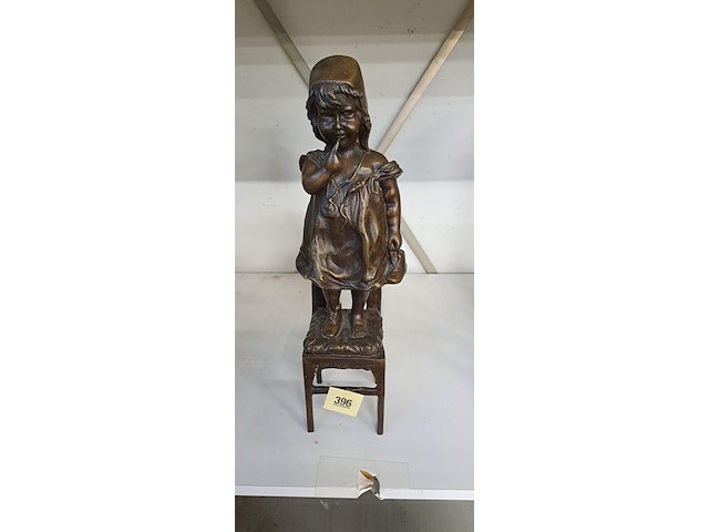 Beeldje kind op stoel - afbeelding 1 van  2