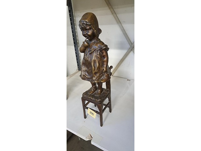 Beeldje kind op stoel - afbeelding 2 van  2