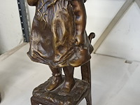 Beeldje kind op stoel - afbeelding 2 van  2