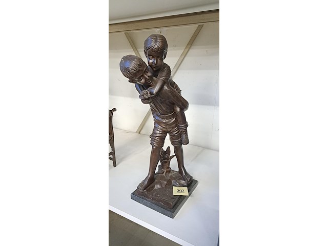 Beeldje met 2 kinderen - afbeelding 1 van  1