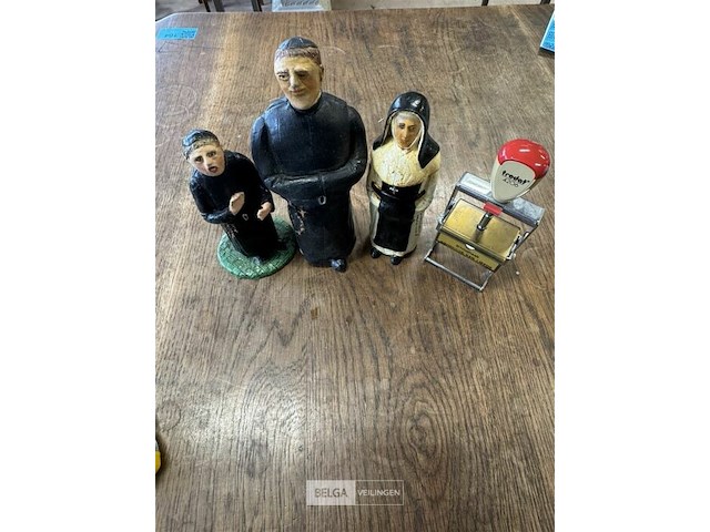 Beeldje “pastoor en non” - afbeelding 1 van  3