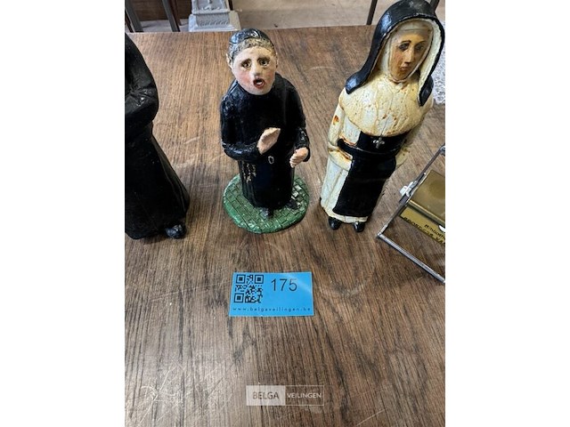 Beeldje “pastoor en non” - afbeelding 2 van  3