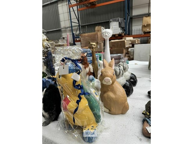 Beeldjes, dieren, kaarsen, kransen - afbeelding 4 van  7
