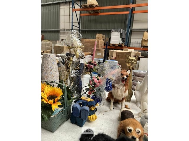 Beeldjes, dieren, kaarsen, kransen - afbeelding 5 van  7