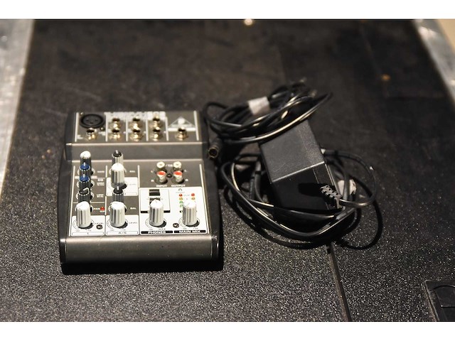 Behringer - xenyx 502 - analog mixing console - afbeelding 1 van  2