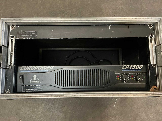 Behringer ep1500 versterker + flightcase - afbeelding 2 van  6