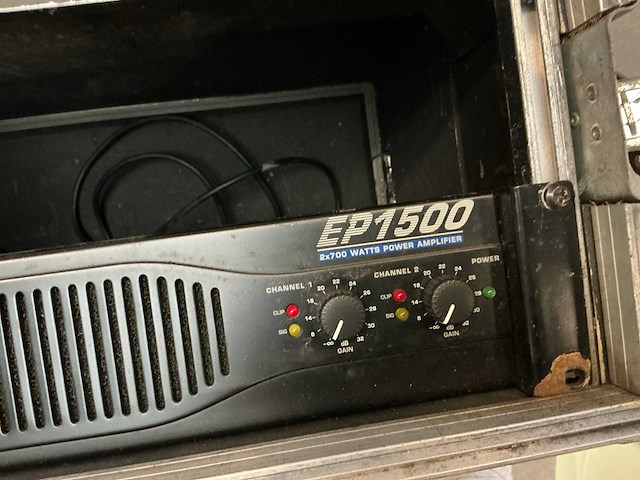 Behringer ep1500 versterker + flightcase - afbeelding 3 van  6