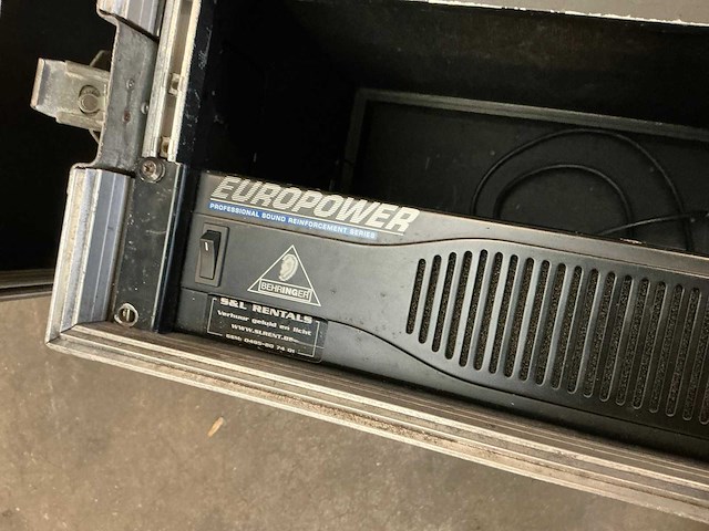 Behringer ep1500 versterker + flightcase - afbeelding 4 van  6