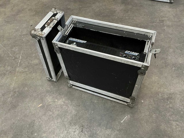 Behringer ep1500 versterker + flightcase - afbeelding 6 van  6