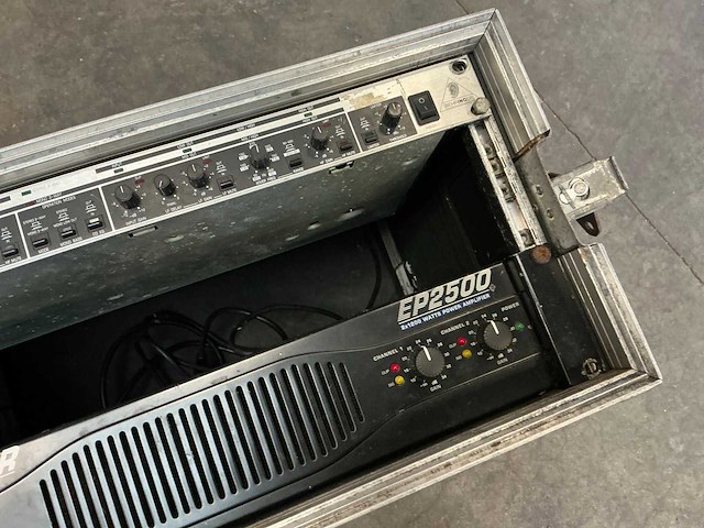 Behringer ep2500 versterker + flightcase - afbeelding 2 van  5
