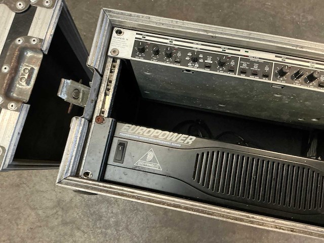 Behringer ep2500 versterker + flightcase - afbeelding 3 van  5