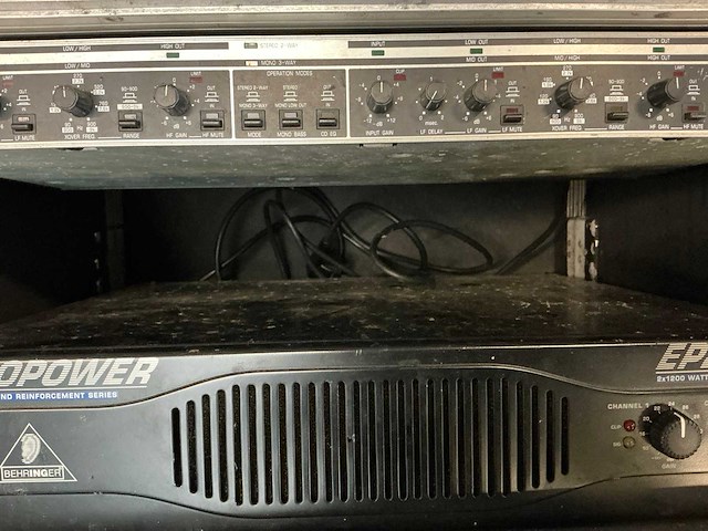 Behringer ep2500 versterker + flightcase - afbeelding 4 van  5