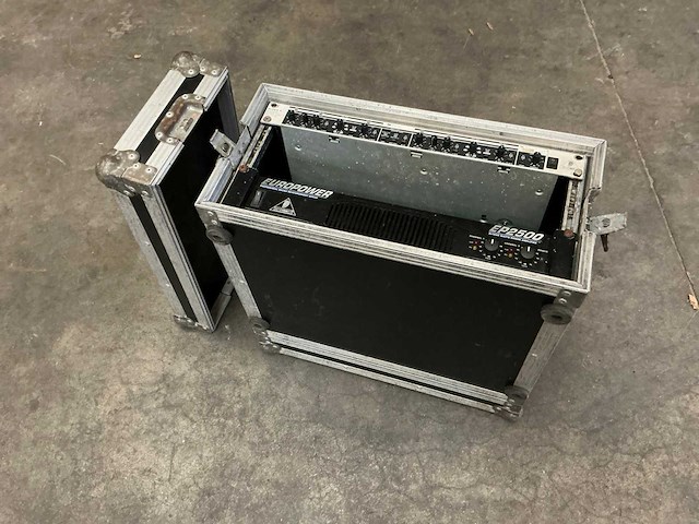 Behringer ep2500 versterker + flightcase - afbeelding 5 van  5