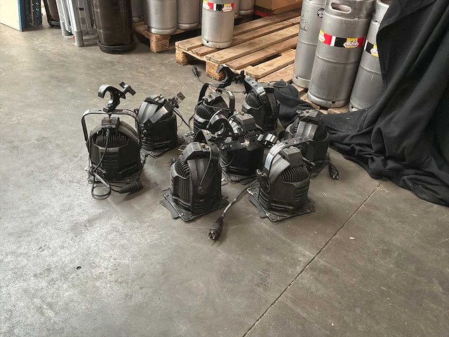 Behringer ultra door een projector van 1000 lots. door - afbeelding 1 van  10