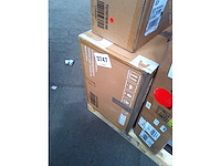 Beige ligstoel met metalen frame en armleuningen - afbeelding 4 van  4