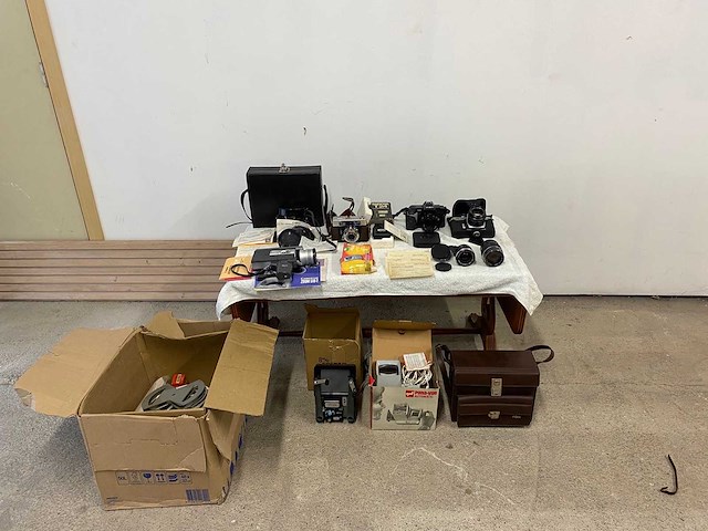 Bekijk beschrijving vintage camera's & cameraset – chinon, minolta, canon + accessoires - afbeelding 1 van  13