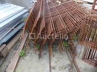 Bekistingsbanken en betonnen staven - afbeelding 1 van  6