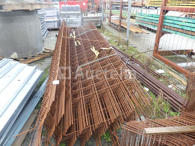 Bekistingsbanken en betonnen staven - afbeelding 2 van  6