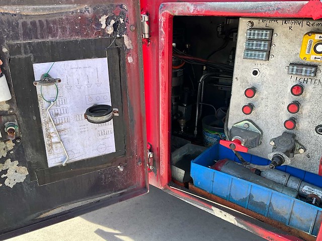 Bekkers 3 desk varkensoplegger ( van hool) - afbeelding 31 van  64