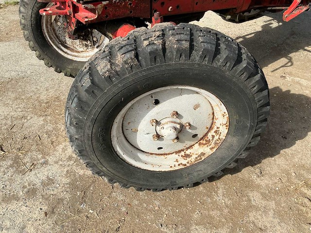 Belarus oldtimer tractor - afbeelding 17 van  17