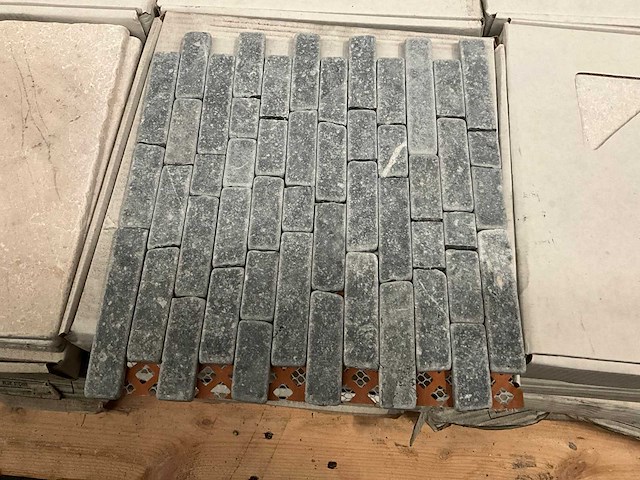 Belgisch blauwsteen interloc grote partij mozaïek tegel - afbeelding 1 van  3