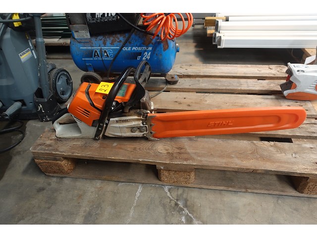 Benzine kettingzaagmachine stihl - afbeelding 1 van  4