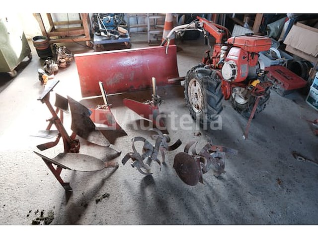 Benzine tweewielige tractor merken en model onleesbaar - afbeelding 1 van  16