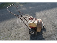 Benzineblaasmachine op trolley merk en model onleesbaar - afbeelding 1 van  8