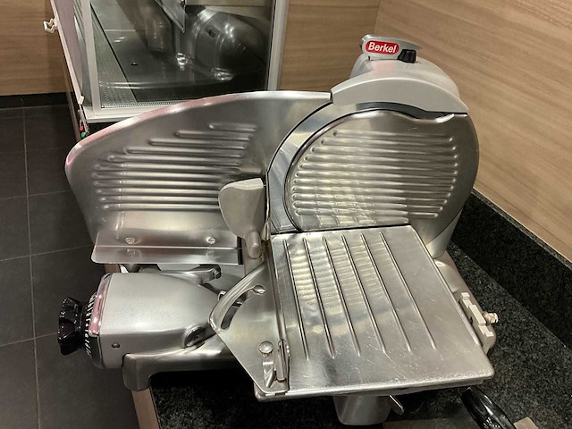 Berkel 834 charcuterie snijmachine / vleeswarenmachine model 834 – functioneel – incl. toebehoren - afbeelding 2 van  8