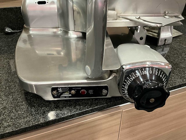 Berkel 834 charcuterie snijmachine / vleeswarenmachine model 834 – functioneel – incl. toebehoren - afbeelding 4 van  8
