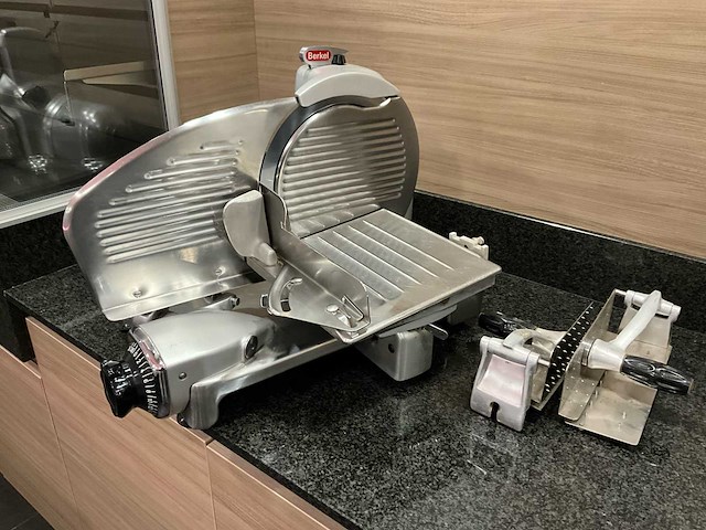 Berkel 834 charcuterie snijmachine / vleeswarenmachine model 834 – functioneel – incl. toebehoren - afbeelding 1 van  6