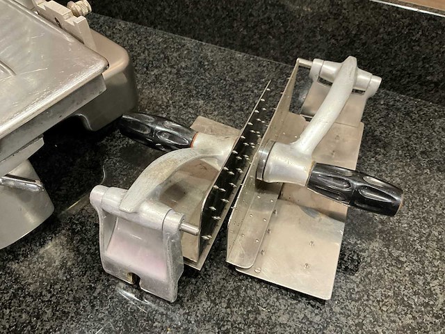 Berkel 834 charcuterie snijmachine / vleeswarenmachine model 834 – functioneel – incl. toebehoren - afbeelding 2 van  6