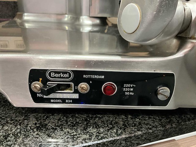 Berkel 834 charcuterie snijmachine / vleeswarenmachine model 834 – functioneel – incl. toebehoren - afbeelding 4 van  6