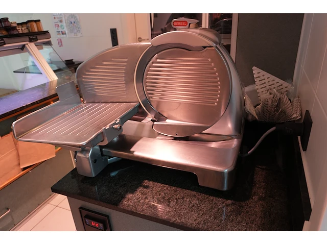 Berkel 834 vleessnijmachine - afbeelding 2 van  8