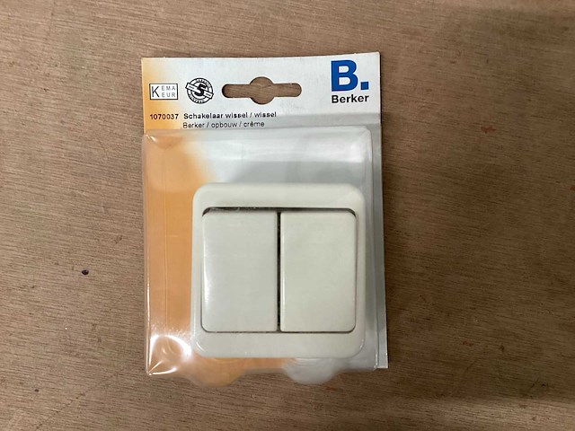 Berker dubbele wisselschakelaar,opbouw,crème (28x) - afbeelding 1 van  4