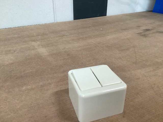 Berker dubbele wisselschakelaar,opbouw,crème (28x) - afbeelding 2 van  4