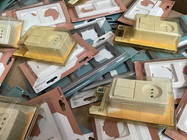 Berker / elektrofix schakelaars en frames (50x) - afbeelding 3 van  5