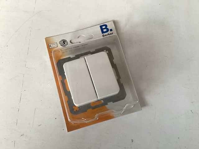Berker m2 dubbele wisselschakelaar (32x) - afbeelding 1 van  4