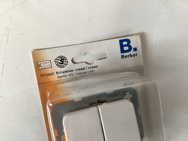 Berker m2 dubbele wisselschakelaar (32x) - afbeelding 2 van  4